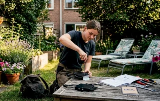 Un residente monta un pannello solare sul proprio balcone