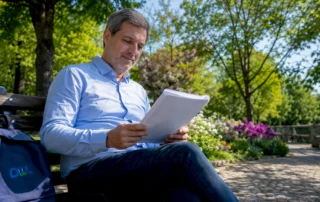 Un uomo consulta a casa le nuove regole sulle case green
