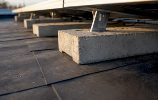 Blocchi zavorra posati su tappetini in EPDM per l’installazione dei pannelli fotovoltaici