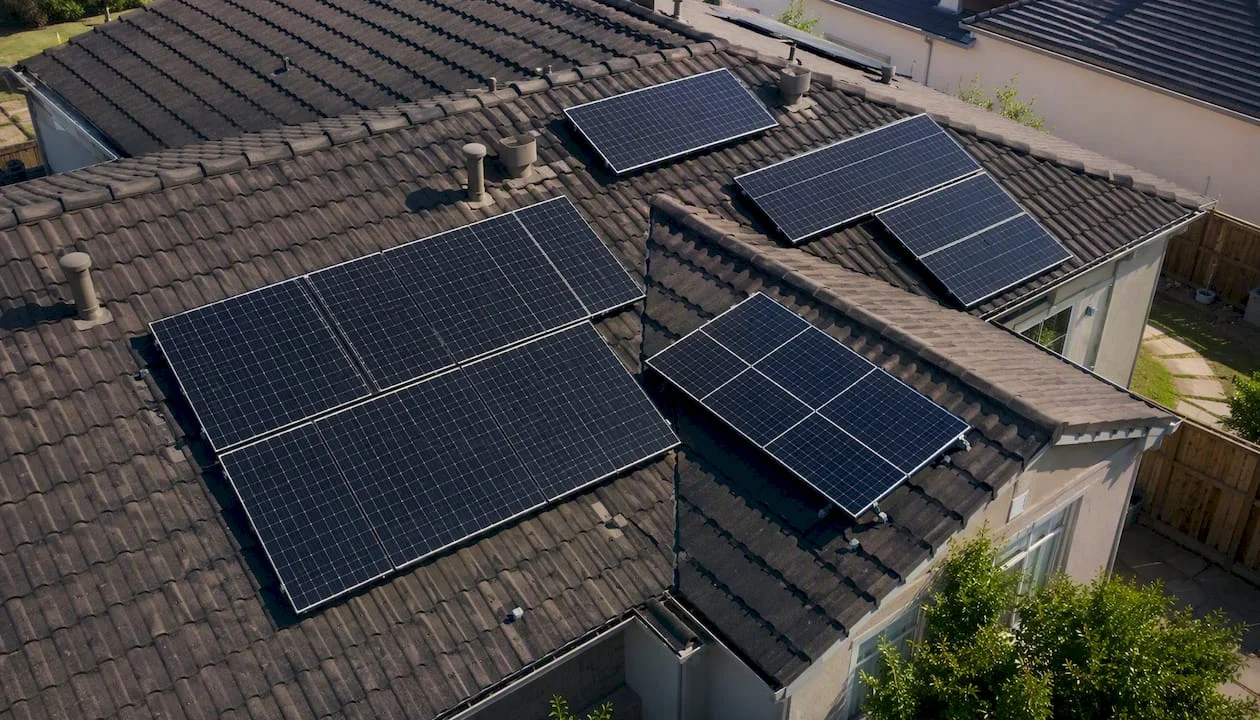 Configurazioni di pannelli solari con moduli di diverse dimensioni installati sul tetto