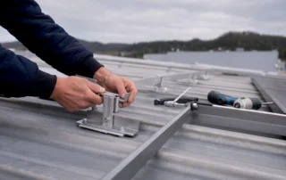 Tecnici specializzati al lavoro sull’installazione di un impianto fotovoltaico industriale.