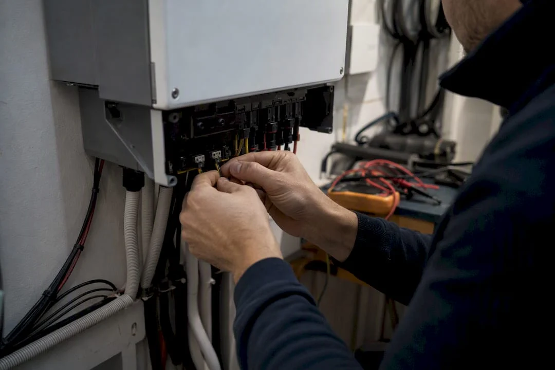 Tecnico che collega l'inverter solare nella centrale elettrica