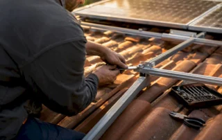 Tecnico che installa un impianto fotovoltaico sul tetto