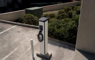 Punto di ricarica per veicoli elettrici nel parcheggio condominiale