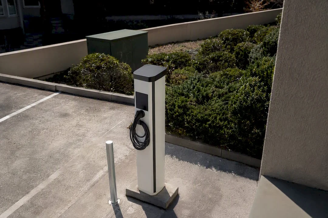 Punto di ricarica per veicoli elettrici nel parcheggio condominiale