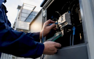 Un tecnico controlla un punto di collegamento elettrico
