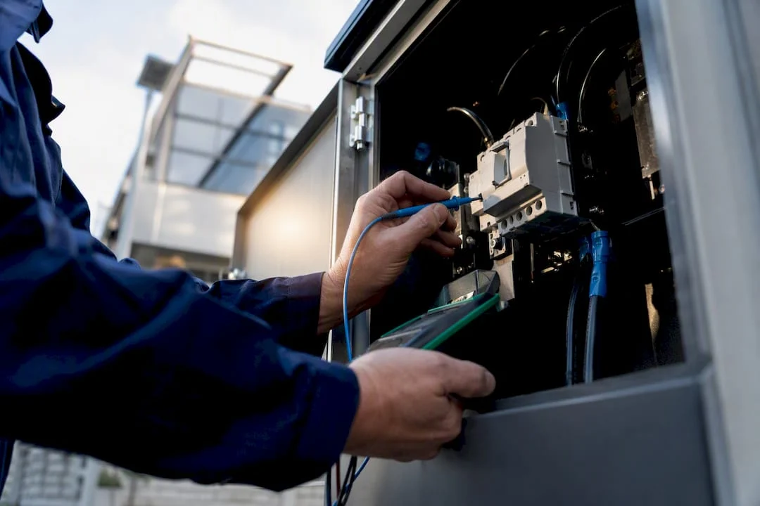 Un tecnico controlla un punto di collegamento elettrico