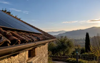 Edificio rurale lombardo con pannelli e paesaggio