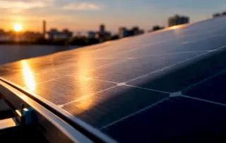 Pannello fotovoltaico illuminato dal tramonto
