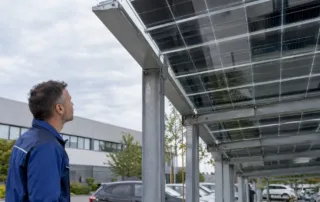 Moduli fotovoltaici con vetro su entrambe le facce installati su pensilina aziendale