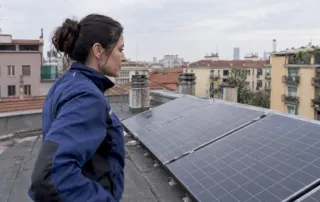 Controllo tecnico dei pannelli su un tetto a Milano